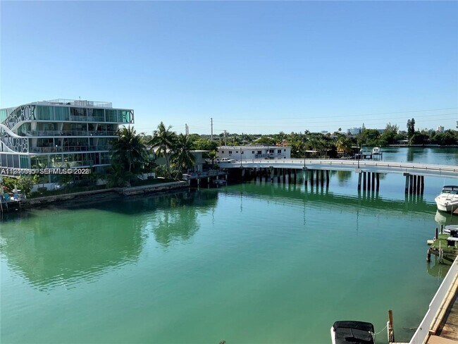 Foto del edificio - 8400 Byron Ave