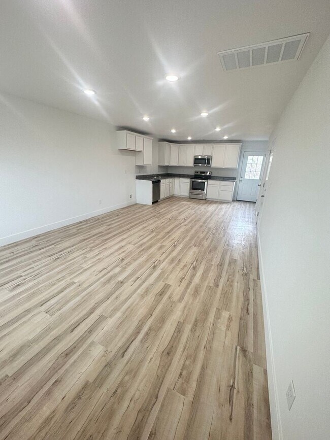 Building Photo - Beautiful 3 bedroom/2.5 bathroom duplex in...