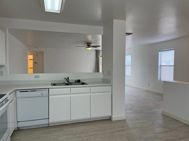 Building Photo - 2403 E Palm Beach Dr