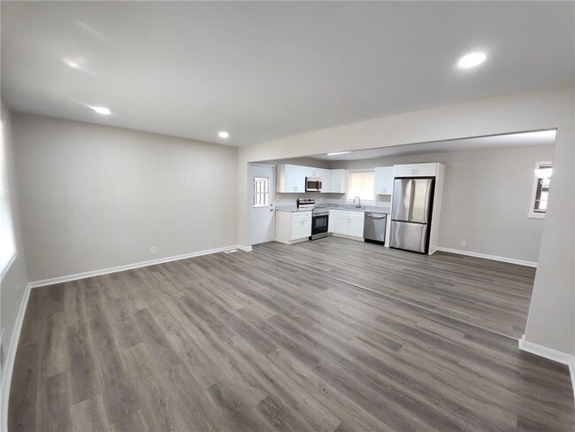 Building Photo - 5370 Longmeadow Ln