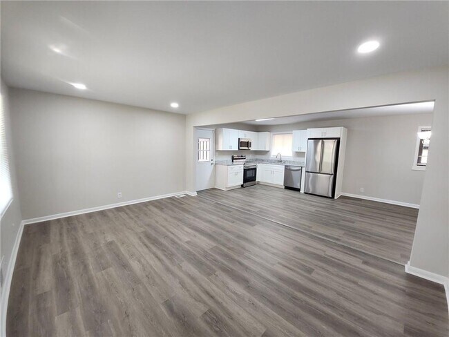 Foto del edificio - 5370 Longmeadow Ln