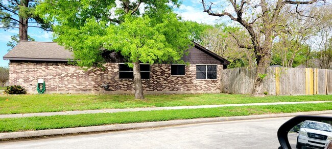 Building Photo - 5215 Rivertree Ln