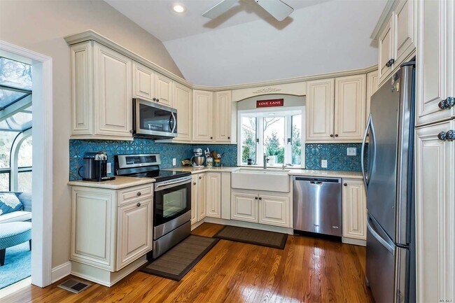 Foto del edificio - 4170 Peconic Bay Blvd