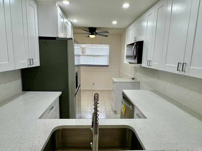 Foto del edificio - 23099 Barwood Ln N