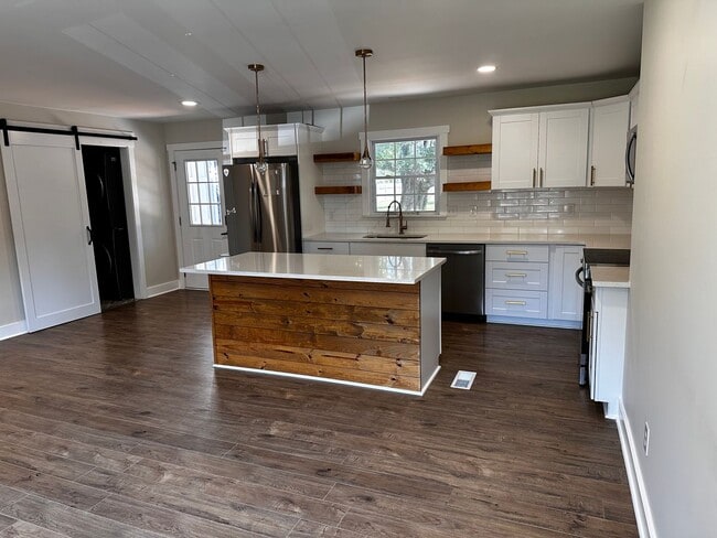 Building Photo - Adorable Woodbine House with Large Flat Ya...