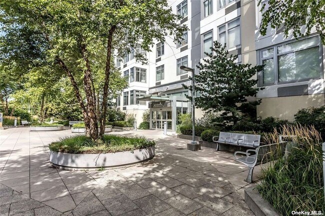 Foto del edificio - 40-22 College Point Blvd