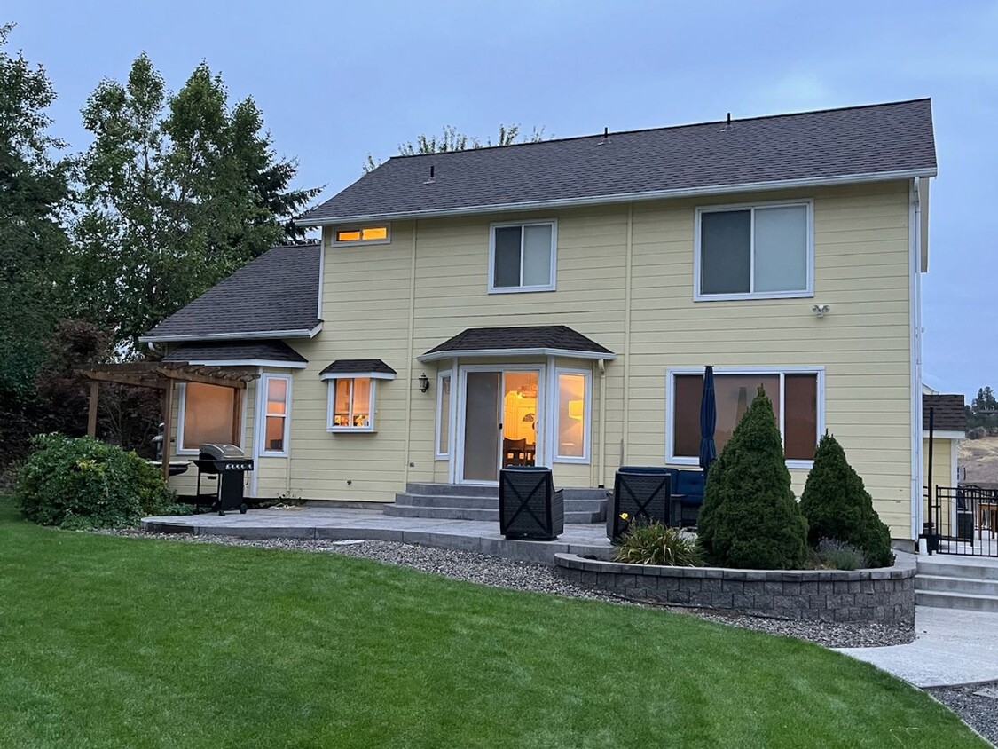 Primary Photo - Beautiful 3 Bedroom Home on 0.65 Acres wit...