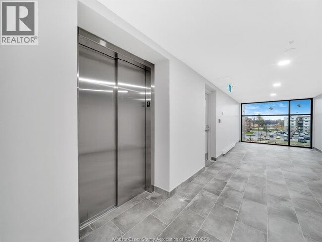 Photo du bâtiment - 2550 Sandwich W Pkwy