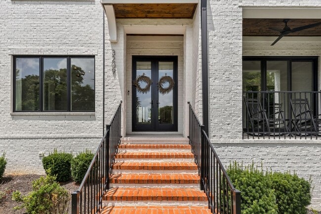 Foto del edificio - BEAUTIFUL CUSTOM BUILT HOME. 12 SOUTH ACRO...