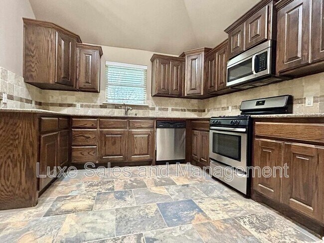 Building Photo - 2222 Brook Dr