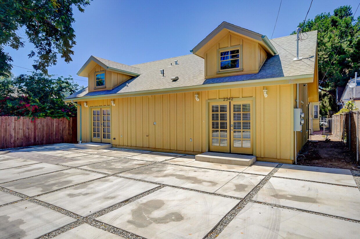 Primary Photo - 2342 Portland St