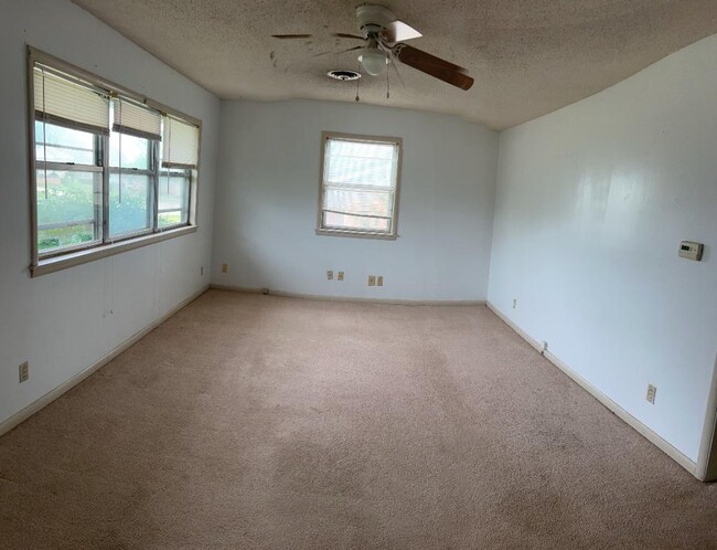 Building Photo - 18 Highland Dr