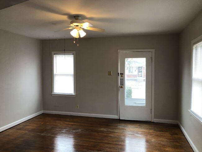 Foto del edificio - 4210 E 11th St