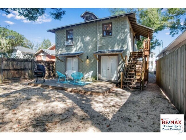 Building Photo - Wonderful downstairs Apartment in historic Pensacola!