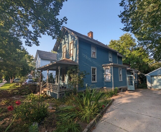 Building Photo - 519 6th St