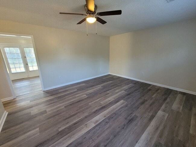 Photo - 3 bedroom 2 bath brick ranch in great loaction . House