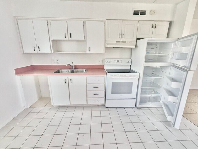 Building Photo - Palm Gardens - First Floor