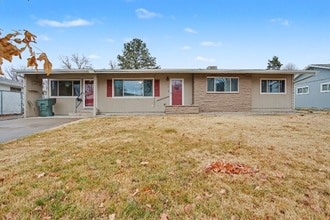 Building Photo - 450 Elm Ct