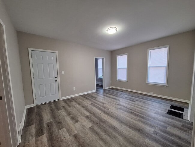 Building Photo - Spacious lower level 2 bedroom