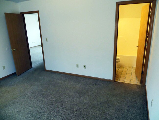 Building Photo - 2209 Tenbrink Dr