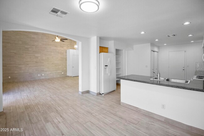 Foto del edificio - 7396 W Tonopah Dr
