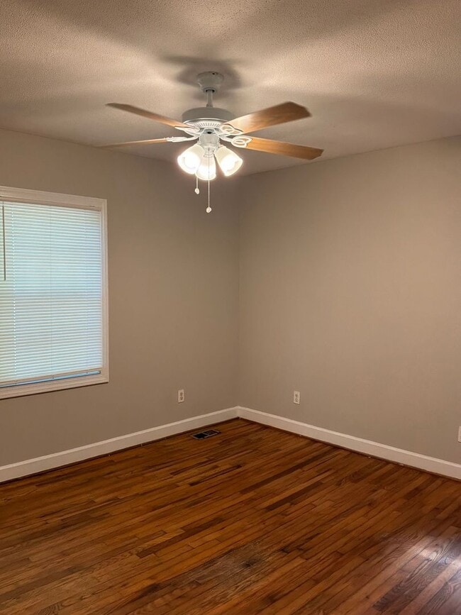 Building Photo - 803 Circle View Dr