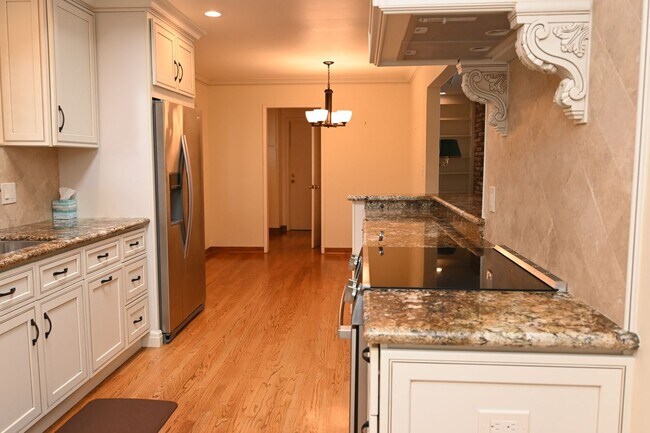 Building Photo - Prime Willow Glen, Just In Time for the Ho...