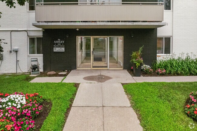 Entrée - 1903 Bayview Avenue