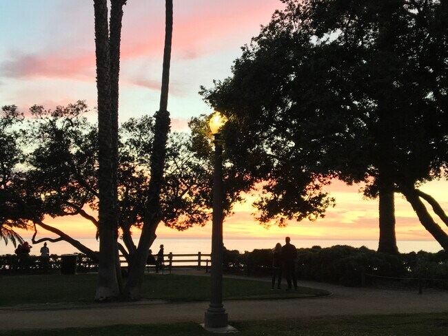Parque Palisades - 833 Ocean Ave