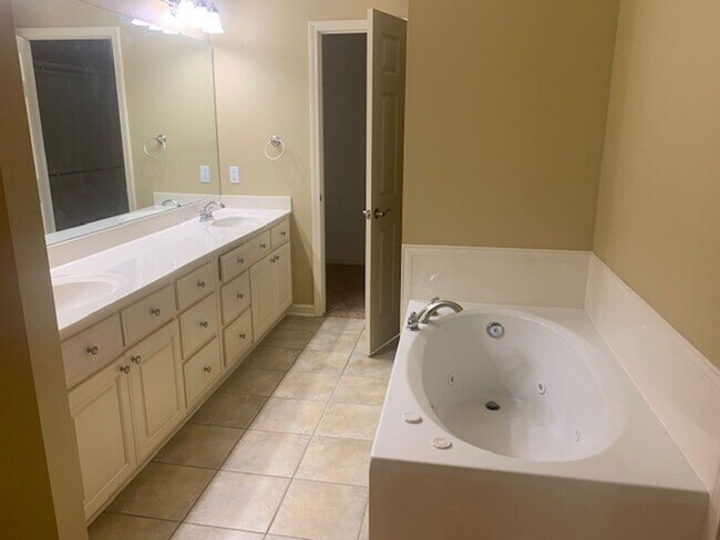 Foto del edificio - Sorry No Smoking and Pets Permitted with Restrictions