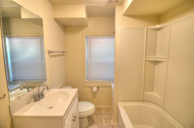 Foto del edificio - Affordable 2 Bedroom/1 Bathroom Near Southern Village!