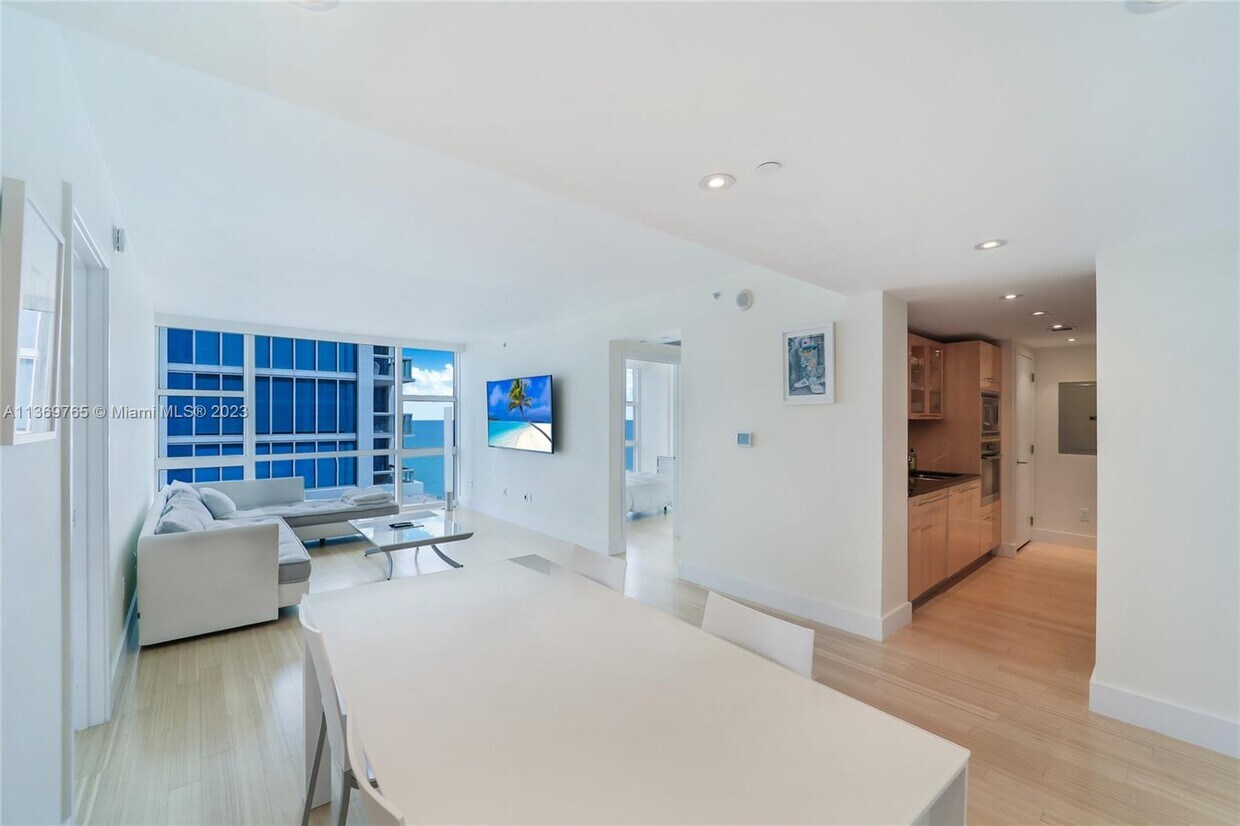 Primary Photo - 6801 Collins Ave