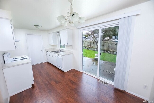 Foto del edificio - Very Nice Rambler In Quiet Cul de sac with Garage