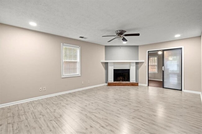 Foto del edificio - 326 Farm Pl Ct NE