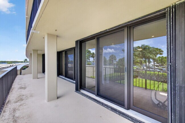 Foto del edificio - 136 Lakeshore Dr