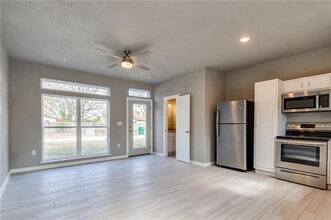 Building Photo - 402 E Hemlock St