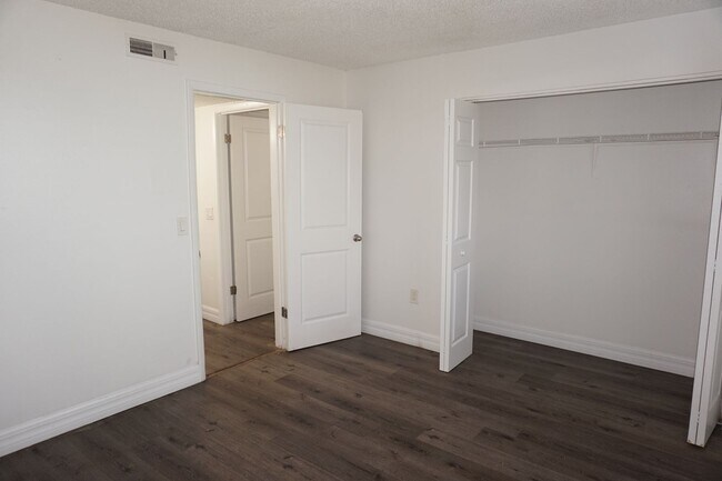 Building Photo - Awesome Location 1/1 on Curry Ford Ready for Move In