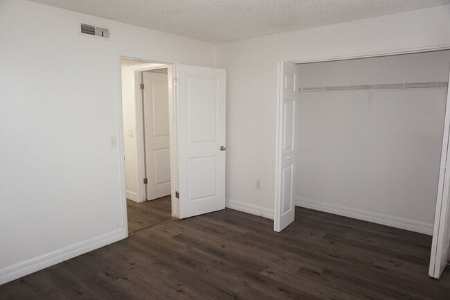 Foto del edificio - Awesome Location 1/1 on Curry Ford Ready for Move In