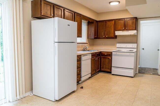 Foto del edificio - 4501-4503 Millbrook Dr.