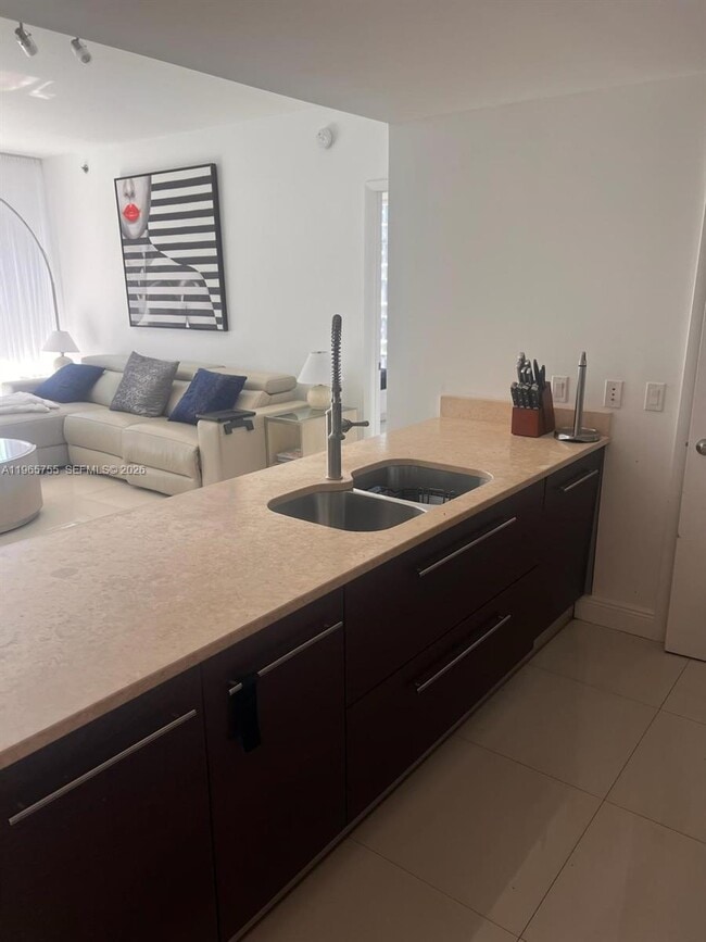 Foto del edificio - 475 Brickell Ave