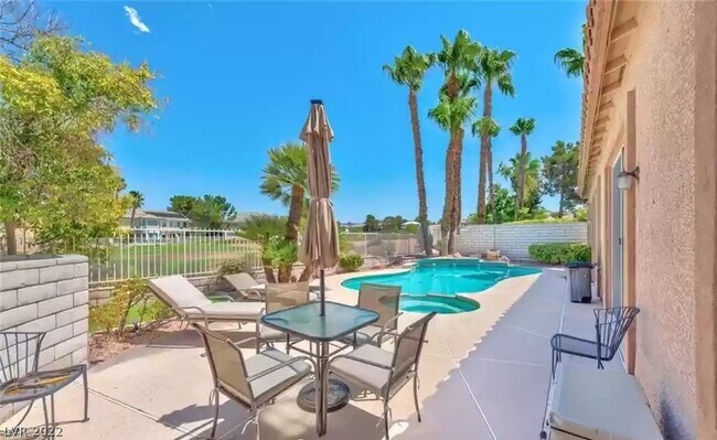 Foto del edificio - 140 Ultra Dr