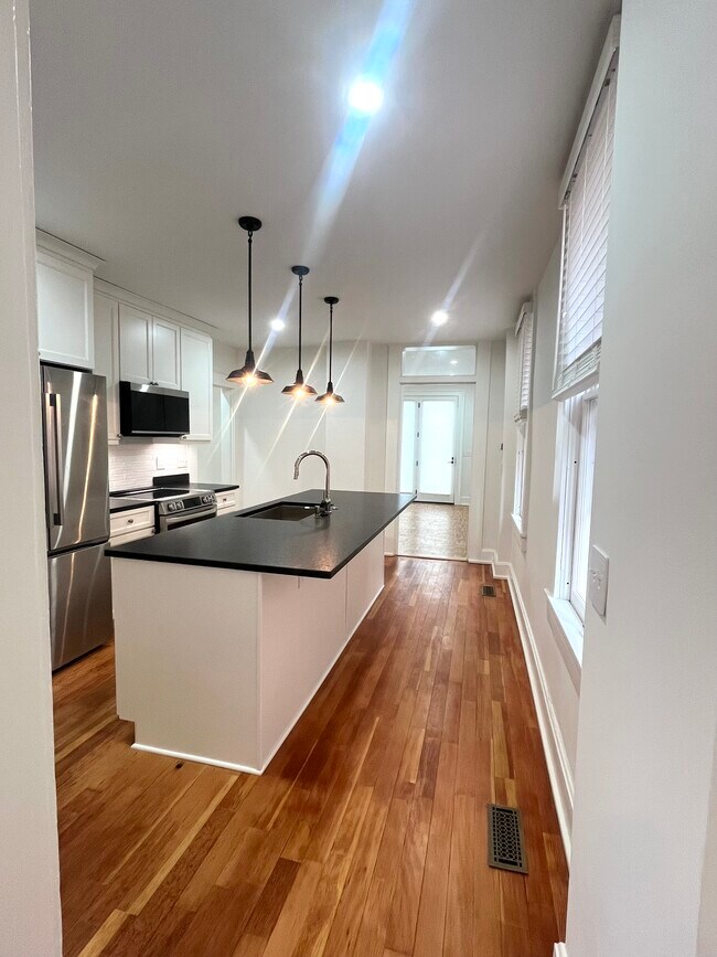 Foto del edificio - 672 Mohawk St