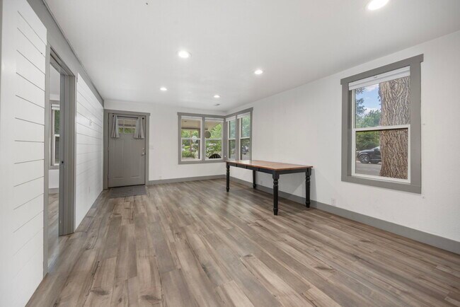 Building Photo - 527 S Bryan Ave