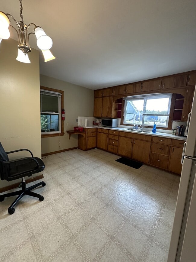 Building Photo - 4 Bed 2 Bath with AC close to UWEC!