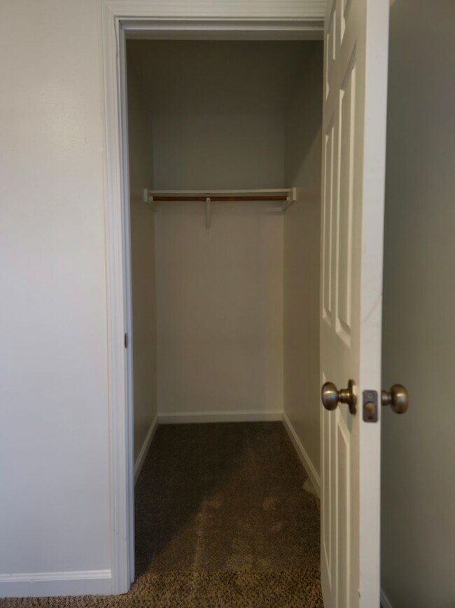 Building Photo - Gorgeous 4 bed 2 bath unit available soon!