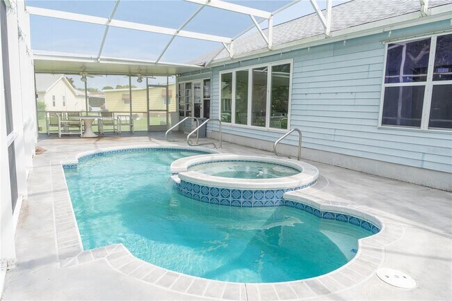 Foto del edificio - 714 Bay Hill Ct