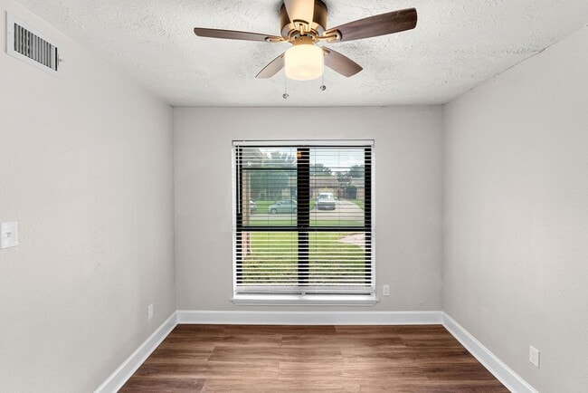 Building Photo - 14910 Grassington Dr