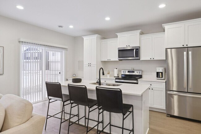 Building Photo - 3 Bedroom Townhome