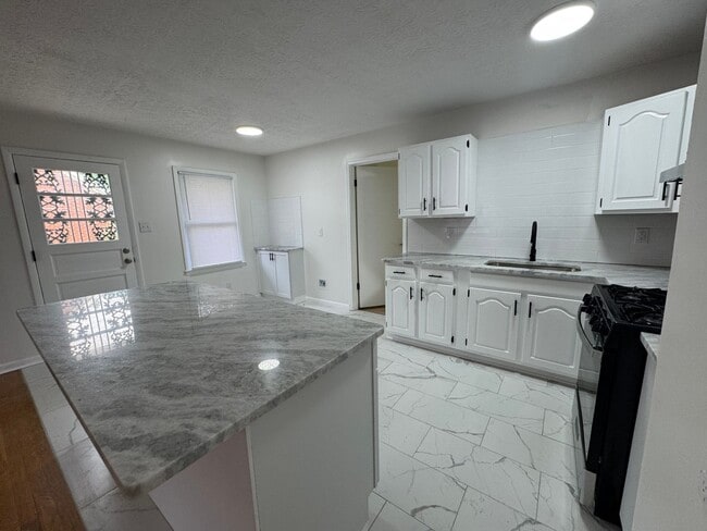 Building Photo - 537 Lisa Dr