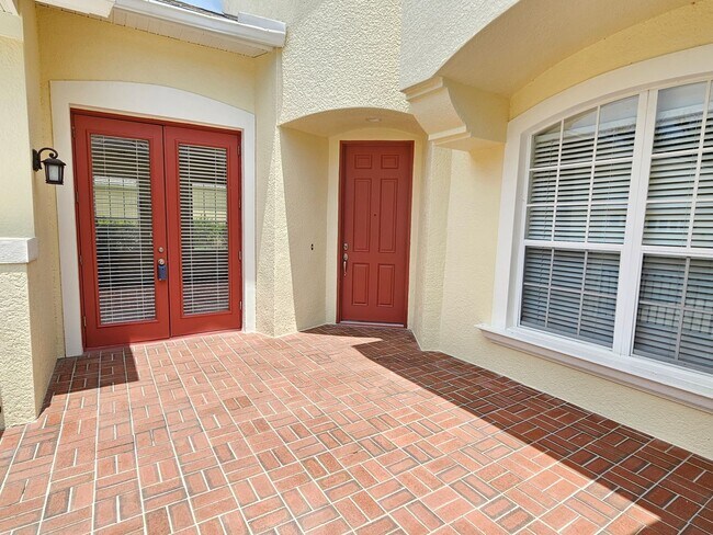 Building Photo - 4 bedroom, 4 bathroom, 3 car garage on con...